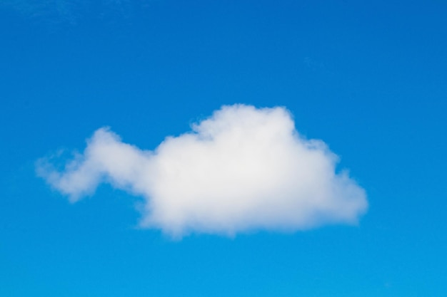 Eine große weiße Wolke am blauen Himmel an einem sonnigen Tag