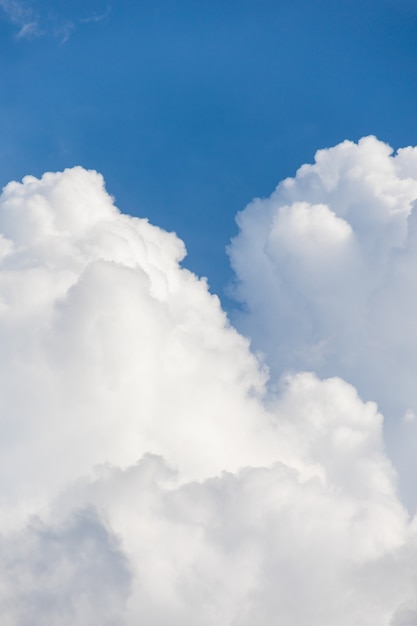 Eine große weiße Wolke oder Wolke auf einem blauen Himmelshintergrund Wetter und Wetterbedingungen