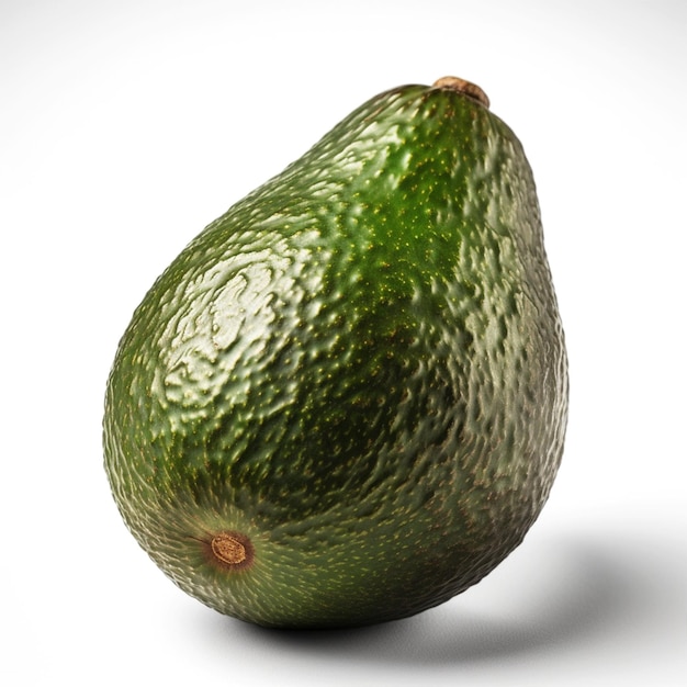 Eine grüne Avocado mit einem braunen Fleck auf der Unterseite, isoliert auf weißem Hintergrund