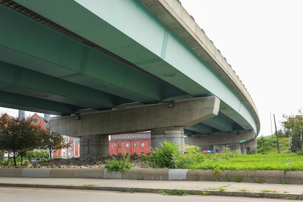 Eine grüne Brücke mit dem Wort Krankenhaus darauf