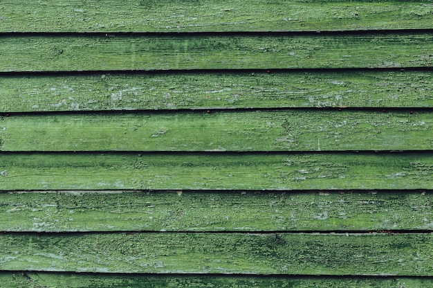 Eine grüne Holzwand mit einer grünbraunen Farbe