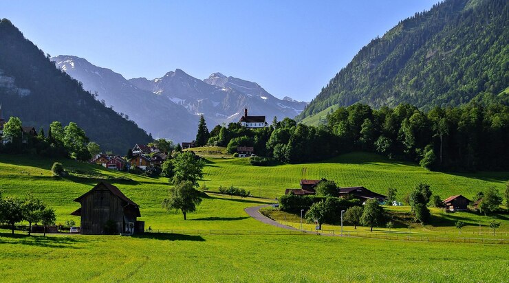 Foto eine grüne wiese mit bergen im hintergrund