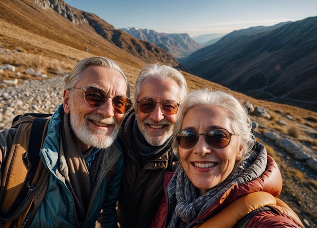 Foto eine gruppe aktiver älterer menschen reist und macht selfies, lächelnd glücklich in die kamera, wandern