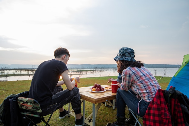 Eine Gruppe asiatischer Freunde, die Kaffee trinken und in den Sommerferien ein Picknick machen. Sie sind glücklich und haben Spaß an den Feiertagen.