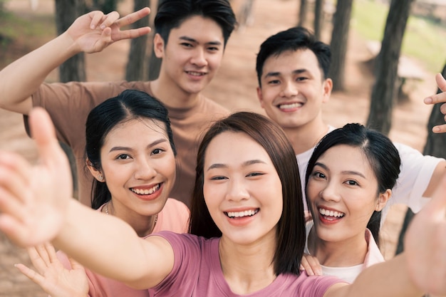 Eine Gruppe asiatischer Menschen picknickt draußen