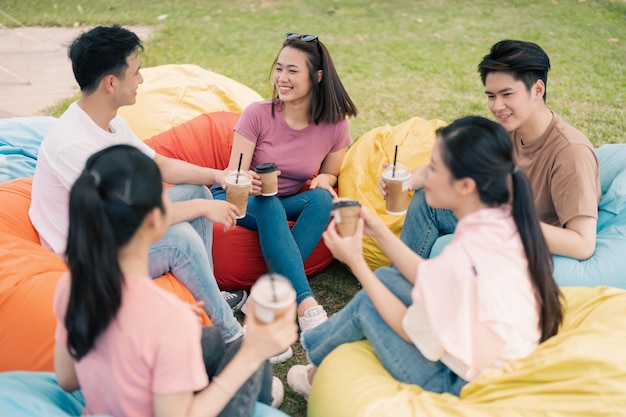Foto eine gruppe asiatischer menschen picknickt draußen