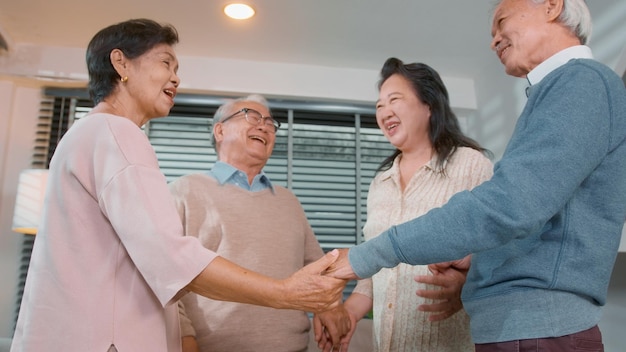 Eine Gruppe asiatischer Senioren wird von einem professionellen Selbstpflegepsychologen beraten