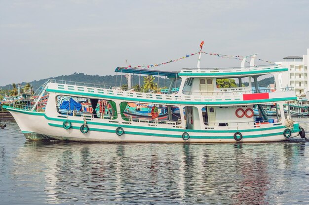 Eine Gruppe bunter Boote vertäut in Phu Quoc Vietnam. Boote wie diese sind ikonisch für den Küstenhafen.