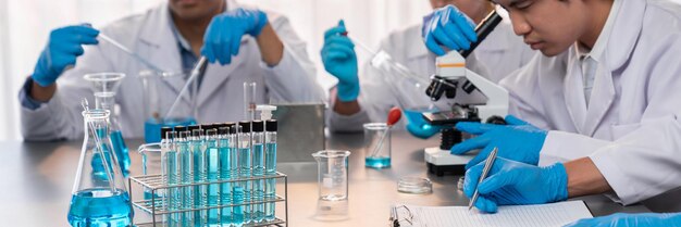 Eine Gruppe engagierter Wissenschaftler führt chemische Experimente im Labor Neoteric durch