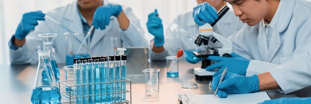 Eine Gruppe engagierter Wissenschaftler führt chemische Experimente und Forschung im medizinischen Labor durch, um bahnbrechende Entwicklungen für Impfstoffmedikamente oder Antibiotika zu entwickeln. Pharmazeutisches und biochemisches Labor Neoteric