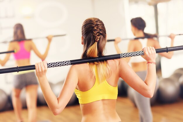 Eine Gruppe Frauen, die im Fitnessstudio trainieren