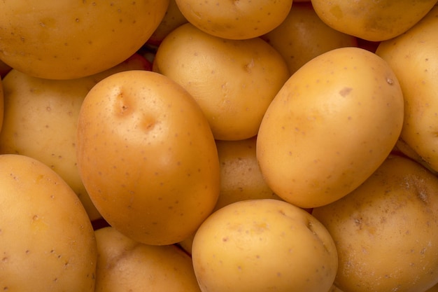 Eine Gruppe frischer leckerer Kartoffeln als Hintergrund