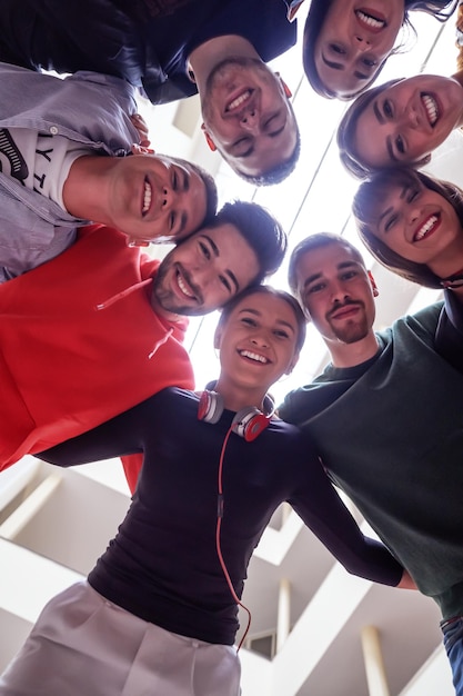 Foto eine gruppe glücklicher jugendlicher, die ihre einheit zeigen