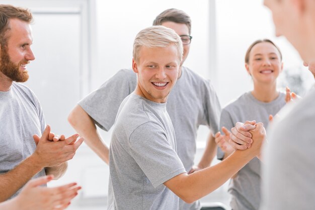 Eine Gruppe glücklicher Schüler applaudiert den Teilnehmern