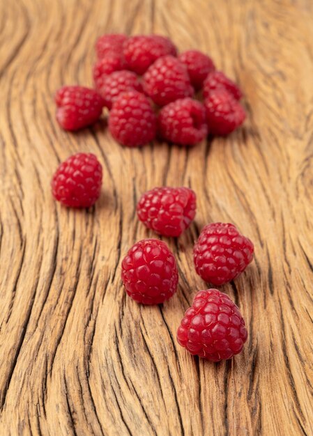 Foto eine gruppe himbeeren über holztisch