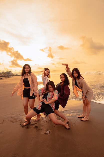 Eine Gruppe indonesischer Frauen genießt den Strand glücklich, wenn sie ihre Freunde im Urlaubsmoment treffen