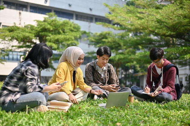 Eine Gruppe intelligenter junger asiatischer College-Studenten denkt über ihr Schulprojekt nach