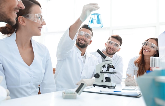 Eine Gruppe junger Arbeiter arbeitet im Laborfoto der Biochemie mit Kopienraum