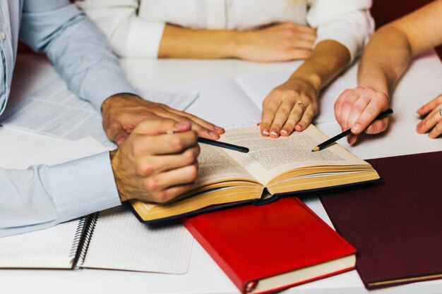 Eine Gruppe junger attraktiver Studenten hat ein freundliches Diskussionsteamwork-Studentenkonzept