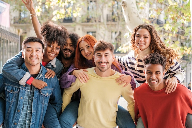 Eine Gruppe junger Freunde, die zusammen glücklich sind und sich im Freien amüsieren, Konzept Lächeln