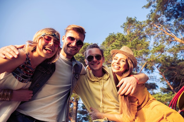 Eine Gruppe junger Freunde macht Selfies im Freien. Sommer, Urlaub, Spaß, Freundschaftskonzept