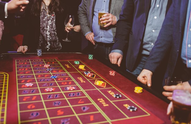 Eine Gruppe junger Leute an einem Roulette-Tisch mit einem Maßband Vintage-Fotoverarbeitung