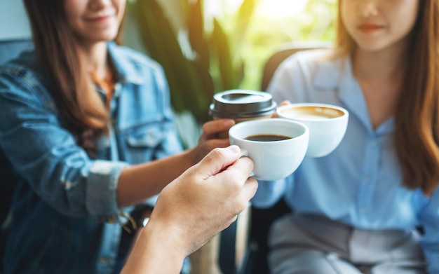 Eine Gruppe junger Leute genoss es, im Café Kaffeetassen zu trinken und zu klirren