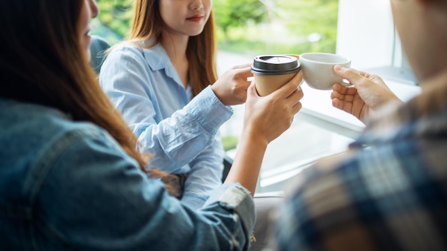 Eine Gruppe junger Leute genoss es, im Café Kaffeetassen zu trinken und zu klirren