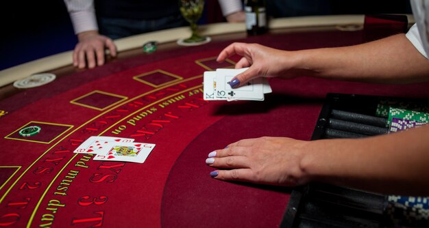 Eine Gruppe junger Leute spielt Pokerroulette am Tisch Freunde spielen im Casino Glücksspiel