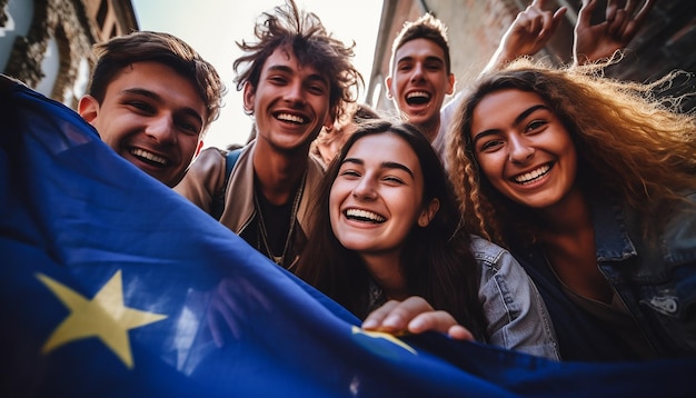 Eine Gruppe junger Menschen macht ein Selfie, im Hintergrund weht die Flagge der Europäischen Union