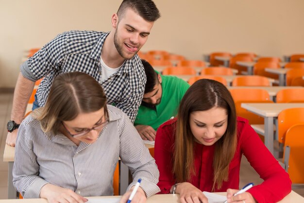 Eine Gruppe junger Studenten betrügt