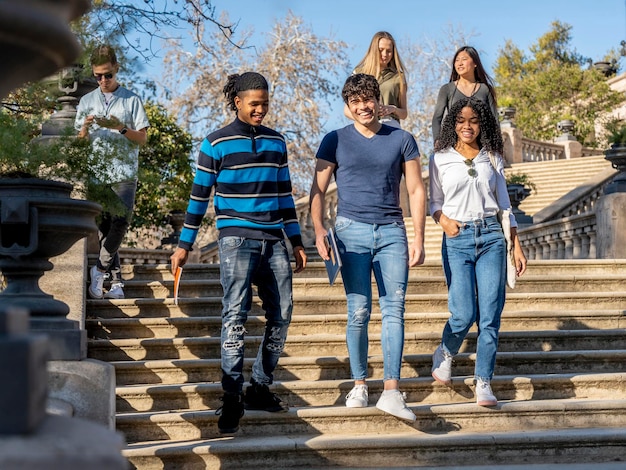 Eine Gruppe junger Universitätsstudenten geht auf einer Treppe