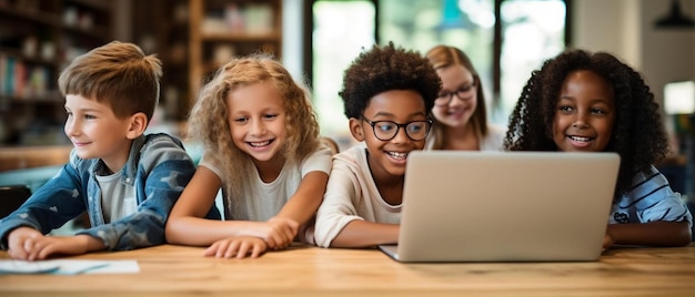 Eine Gruppe Kinder sitzt mit einem Laptop an einem Tisch