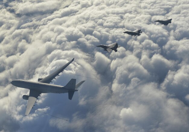 Eine Gruppe Militärjets fliegt über den Wolken.