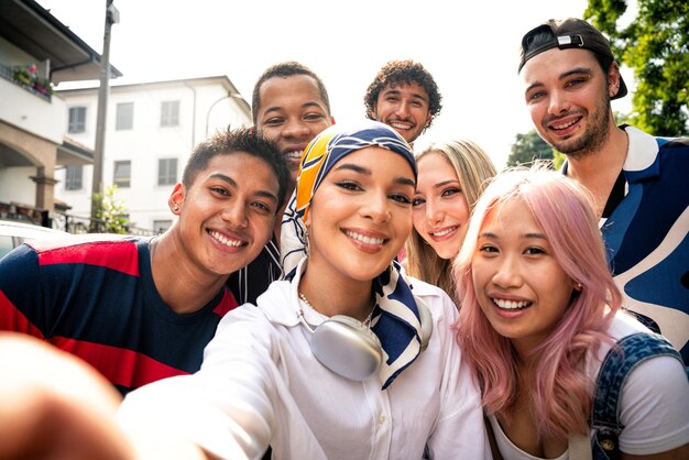 Eine Gruppe multiethnischer Teenager, die Zeit im Freien verbringen und sich amüsieren