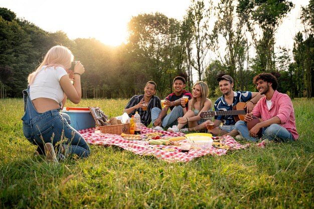 Eine Gruppe multiethnischer Teenager verbringt Zeit im Freien bei einem Picknick im Park