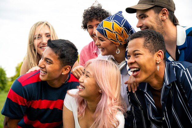 Eine Gruppe multiethnischer Teenager verbringt Zeit im Freien bei einem Picknick im Park