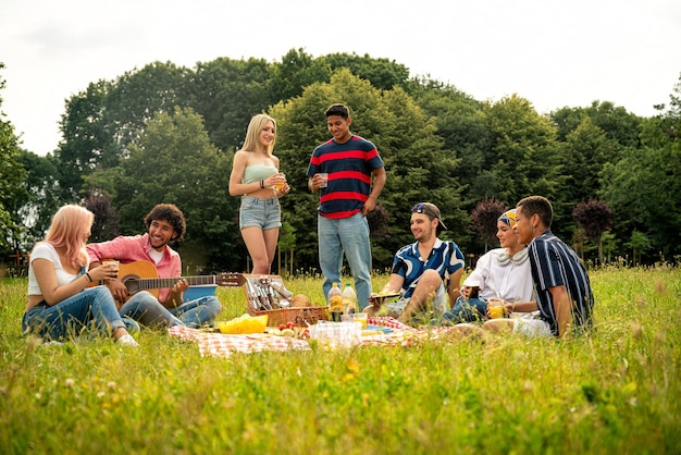 Eine Gruppe multiethnischer Teenager verbringt Zeit im Freien bei einem Picknick im Park