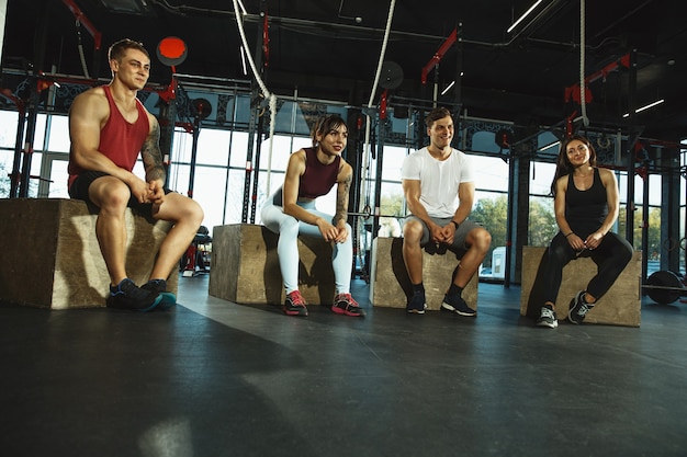 Eine Gruppe muskulöser Athleten, die im Fitnessstudio trainieren