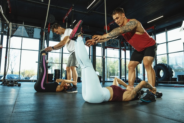 Eine Gruppe muskulöser Sportler, die im Fitnessstudio trainieren