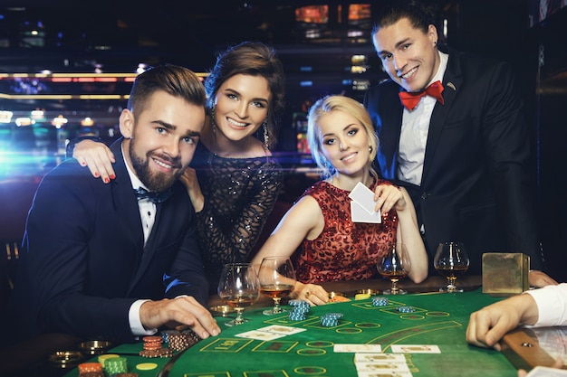 Eine Gruppe reicher Leute spielt Poker im Casino