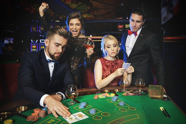 Eine Gruppe reicher Leute spielt Poker im Casino