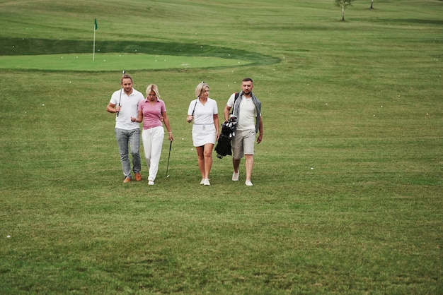 Eine Gruppe stilvoller Freunde auf dem Golfplatz lernt, ein neues Spiel zu spielen. Die Mannschaft wird sich nach dem Spiel ausruhen