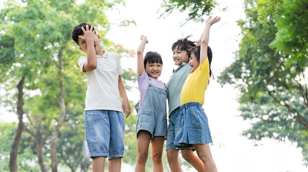 Eine Gruppe süßer asiatischer Kinder, die sich im Park amüsieren