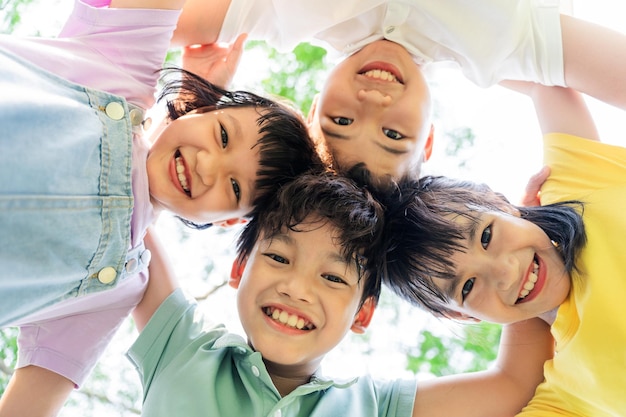 Eine Gruppe süßer asiatischer Kinder, die sich im Park amüsieren