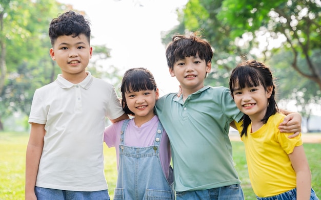 Eine Gruppe süßer asiatischer Kinder, die sich im Park amüsieren