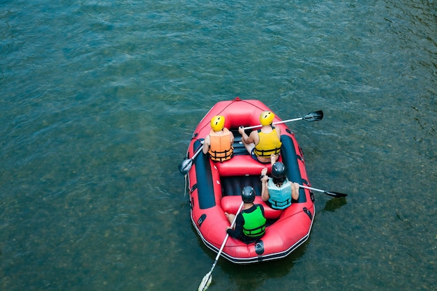 Eine Gruppe Touristen, die Spaß auf dem Wildwasser hat, das in Mae Taeng-Fluss raftet. Thailand.