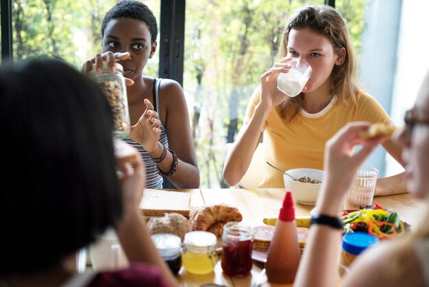 Eine Gruppe verschiedene Frauen, die zusammen frühstücken