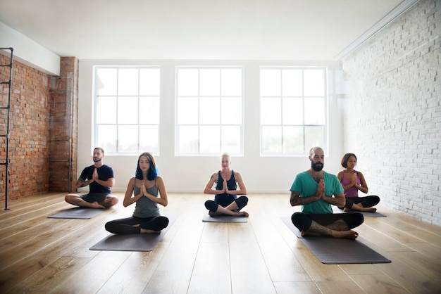 Foto eine gruppe verschiedener menschen nimmt an einem yogakurs teil