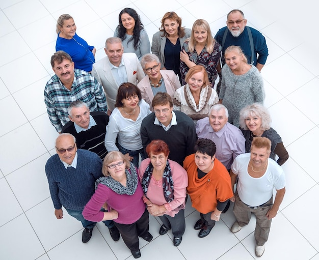 Foto eine gruppe verschiedener reifer menschen, die sie betrachten